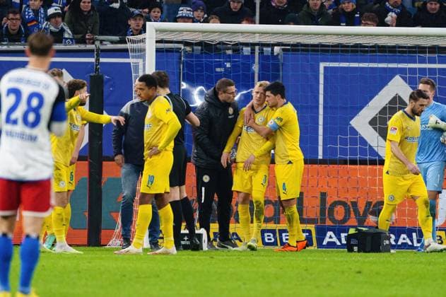 Saulo Decarli (Eintracht Braunschweig, 03) wird nach Verletzung am Kopf gestuetzt GER, Hamburger SV vs. Eintracht Braunschweig, Fussball, 2. Bundesliga, Spieltag 14, Saison 2023 2024, 24.11.2023 DFL REGULATIONS PROHIBIT ANY USE OF PHOTOGRAPHS AS IMAGE SEQUENCES AND OR QUASI-VIDEO GER, Hamburger SV vs. Eintracht Braunschweig, Fussball, 2. Bundesliga, Spieltag 14, Saison 2023 2024, 24.11.2023 Hamburg