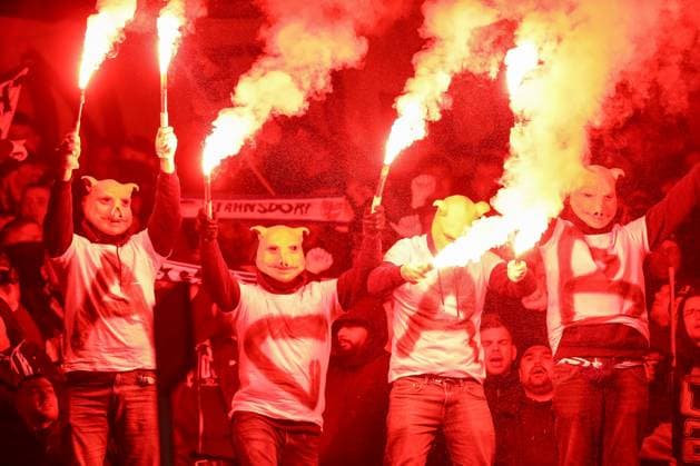 24.11.2023, xtgx, Fussball 2.Bundesliga, Hannover 96 - Hertha BSC Berlin emspor, v.l. Symbolfoto, Symbolbild, Fans von Hertha BSC, Pyro, Pyrotechnik, Rauch, Bengalos, Maske, Schweinemaske, Polizei (DFL DFB REGULATIONS PROHIBIT ANY USE OF PHOTOGRAPHS as IMAGE SEQUENCES and or QUASI-VIDEO) Hannover