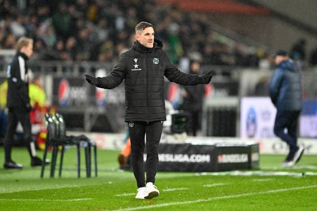 2. Bundesliga - Hannover 06 - Hertha BSC Berlin am 24.11.2023 in der HDI Arena in Hannover Trainer Stefan Leitl (Hannover 96) unzufrieden, enttäuscht, enttaeuscht, niedergeschlagen.