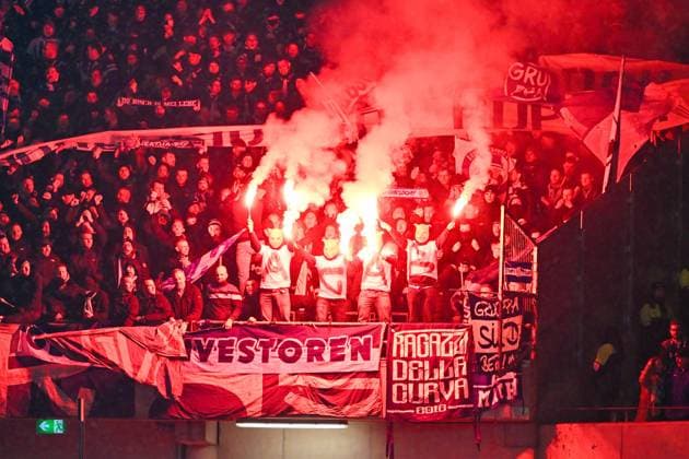 2. Bundesliga - Hannover 06 - Hertha BSC Berlin am 24.11.2023 in der HDI Arena in Hannover Ultras von Hertha BSC Berlin zuenden bengalisches Feuer, tragen T-Shirts mit ACAB, Das Akronym A.C.A.B. steht für den englischen Ausspruch All cops are bastards