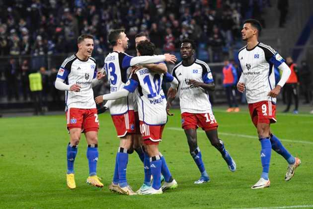 GER; 2. FBL,, Hamburger SV vs Eintracht Braunschweig 24.11.2023, Volksparkstadion, Hamburg, GER; 2. FBL, Hamburger SV vs Eintracht Braunschweig im Bild Immanuel Pherai (Hamburg 10) schiesst das Tor zum 2-0 fuer Hamburg und jubelt mit der Mannschaft