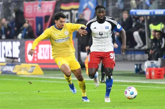 GER; 2. FBL,, Hamburger SV vs Eintracht Braunschweig 24.11.2023, Volksparkstadion, Hamburg, GER; 2. FBL, Hamburger SV vs Eintracht Braunschweig im Bild Stephan Kofi Ambrosius (Hamburg 35) versucht sich gegen Saulo Igor Decarli (Braunschweig 03) durchzusetzen