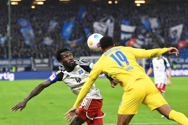 GER; 2. FBL,, Hamburger SV vs Eintracht Braunschweig 24.11.2023, Volksparkstadion, Hamburg, GER; 2. FBL, Hamburger SV vs Eintracht Braunschweig im Bild Bakery Jatta (Hamburg 18) versucht sich gegen Anton Leander Donkor (Braunschweig 19) durchzusetzen