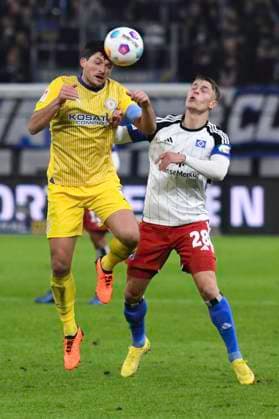 GER; 2. FBL,, Hamburger SV vs Eintracht Braunschweig 24.11.2023, Volksparkstadion, Hamburg, GER; 2. FBL, Hamburger SV vs Eintracht Braunschweig im Bild Miro Muheim (Hamburg 28) versucht sich gegen Jannis Nikolaou (Braunschweig 04) durchzusetzen