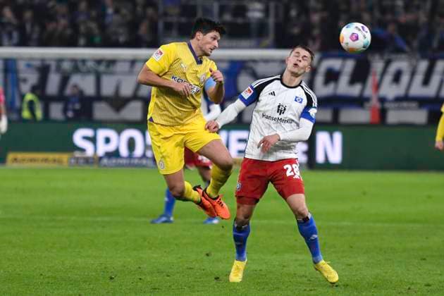 GER; 2. FBL,, Hamburger SV vs Eintracht Braunschweig 24.11.2023, Volksparkstadion, Hamburg, GER; 2. FBL, Hamburger SV vs Eintracht Braunschweig im Bild Miro Muheim (Hamburg 28) versucht sich gegen Jannis Nikolaou (Braunschweig 04) durchzusetzen