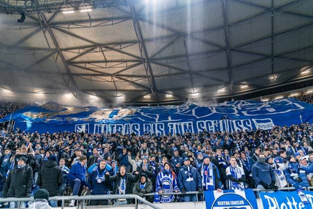 Pyros Banner der Ultras von Hertha BSC Berlin Hannover 96 vs. Hertha BSC Berlin, Fussball, 2. Bundesliga, 14. Spieltag, 24.11.2023 DFL REGULATIONS PROHIBIT ANY OUSE OF PHOTOGRAPHS AS IMAGE SEQUENCES AND OR QUASI-VIDEO Hannover 96 vs. Hertha BSC Berlin, Fussball, 2. Bundesliga, 14. Spieltag, 24.11.2023 Hannover