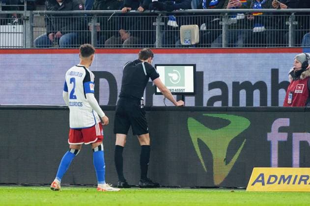VAR Entscheidung GER, Hamburger SV vs. Eintracht Braunschweig, Fussball, 2. Bundesliga, Spieltag 14, Saison 2023 2024, 24.11.2023 DFL REGULATIONS PROHIBIT ANY USE OF PHOTOGRAPHS AS IMAGE SEQUENCES AND OR QUASI-VIDEO GER, Hamburger SV vs. Eintracht Braunschweig, Fussball, 2. Bundesliga, Spieltag 14, Saison 2023 2024, 24.11.2023 Hamburg