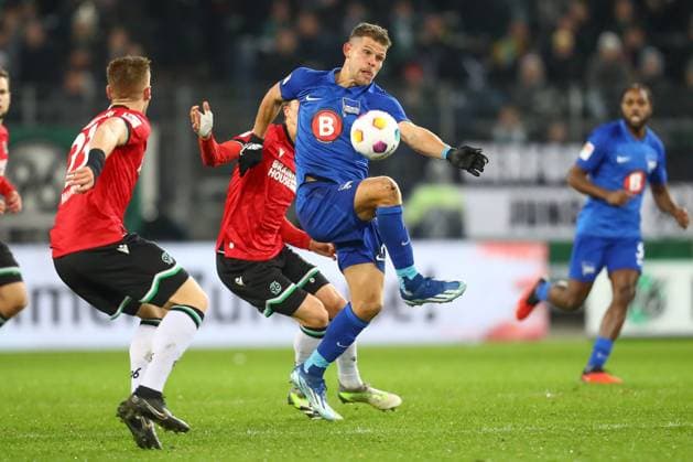 24.11.2023, xtgx, Fussball 2.Bundesliga, Hannover 96 - Hertha BSC Berlin emspor, v.l. Florian Niederlechner (Hertha, 7) am Ball, plays the ball (DFL DFB REGULATIONS PROHIBIT ANY USE OF PHOTOGRAPHS as IMAGE SEQUENCES and or QUASI-VIDEO) Hannover