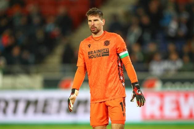24.11.2023, xtgx, Fussball 2.Bundesliga, Hannover 96 - Hertha BSC Berlin emspor, v.l. Ron Robert Zieler (Hannover, 16) enttaeuscht, schaut enttaeuscht, niedergeschlagen, disappointed (DFL DFB REGULATIONS PROHIBIT ANY USE OF PHOTOGRAPHS as IMAGE SEQUENCES and or QUASI-VIDEO) Hannover