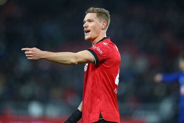24.11.2023, xtgx, Fussball 2.Bundesliga, Hannover 96 - Hertha BSC Berlin emspor, v.l. Marcel Halstenberg (Hannover, 23) gibt Anweisungen, gestikuliert mit den Armen, gesticulate, gives instructions (DFL DFB REGULATIONS PROHIBIT ANY USE OF PHOTOGRAPHS as IMAGE SEQUENCES and or QUASI-VIDEO) Hannover