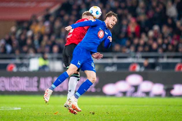 24.11.2023 - Fußball, 2023 2024, 2. Bundesliga, 14. Spieltag, Hannover 96 - Hertha BSC Berlin: (L-R) Havard Nielsen (Hannover), Pascal Klemens (Berlin) DFL REGULATIONS PROHIBIT ANY USE OF PHOTOGRAPHS AS IMAGE SEQUENCES AND OR QUASI-VIDEO. Hannover Niedersachsen Deutschland Heinz von Heiden Arena