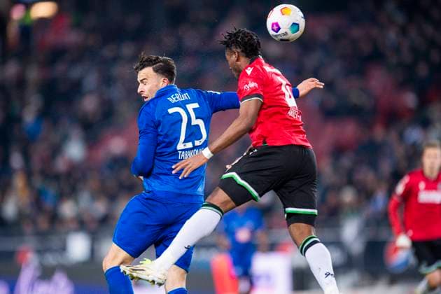 24.11.2023 - Fußball, 2023 2024, 2. Bundesliga, 14. Spieltag, Hannover 96 - Hertha BSC Berlin: (L-R) Haris Tabakovic (Berlin), Bright Arrey-Mbi (Hannover) DFL REGULATIONS PROHIBIT ANY USE OF PHOTOGRAPHS AS IMAGE SEQUENCES AND OR QUASI-VIDEO. Hannover Niedersachsen Deutschland Heinz von Heiden Arena