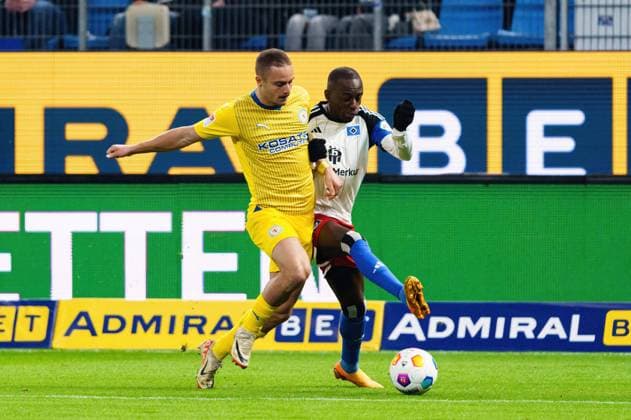 Marvin Rittmueller (Eintracht Braunschweig, 18), Jean-Luc Dompe (Hamburger SV, 27) GER, Hamburger SV vs. Eintracht Braunschweig, Fussball, 2. Bundesliga, Spieltag 14, Saison 2023 2024, 24.11.2023 DFL REGULATIONS PROHIBIT ANY USE OF PHOTOGRAPHS AS IMAGE SEQUENCES AND OR QUASI-VIDEO GER, Hamburger SV vs. Eintracht Braunschweig, Fussball, 2. Bundesliga, Spieltag 14, Saison 2023 2024, 24.11.2023 Hamburg