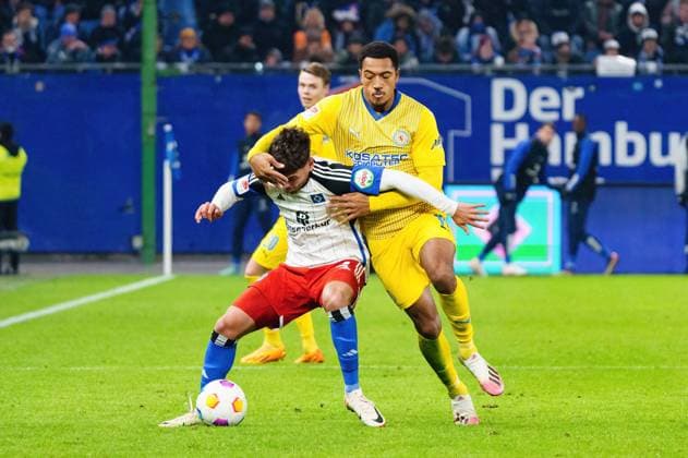 Foul Anton Donkor (Eintracht Braunschweig, 19) an William Mikelbrencis (Hamburger SV, 02) GER, Hamburger SV vs. Eintracht Braunschweig, Fussball, 2. Bundesliga, Spieltag 14, Saison 2023 2024, 24.11.2023 DFL REGULATIONS PROHIBIT ANY USE OF PHOTOGRAPHS AS IMAGE SEQUENCES AND OR QUASI-VIDEO GER, Hamburger SV vs. Eintracht Braunschweig, Fussball, 2. Bundesliga, Spieltag 14, Saison 2023 2024, 24.11.2023 Hamburg