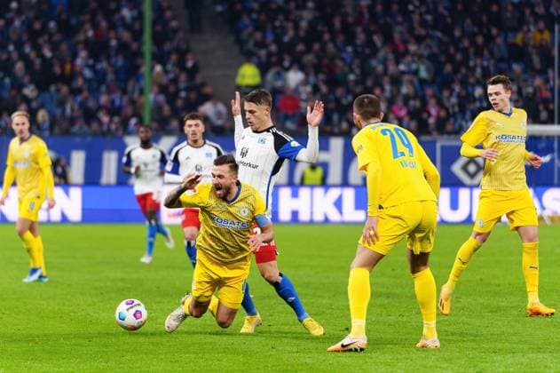 Foul Miro Muheim (Hamburger SV, 28) an Saulo Decarli (Eintracht Braunschweig, 03) GER, Hamburger SV vs. Eintracht Braunschweig, Fussball, 2. Bundesliga, Spieltag 14, Saison 2023 2024, 24.11.2023 DFL REGULATIONS PROHIBIT ANY USE OF PHOTOGRAPHS AS IMAGE SEQUENCES AND OR QUASI-VIDEO GER, Hamburger SV vs. Eintracht Braunschweig, Fussball, 2. Bundesliga, Spieltag 14, Saison 2023 2024, 24.11.2023 Hamburg