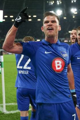 24.11.2023, xtgx, Fussball 2.Bundesliga, Hannover 96 - Hertha BSC Berlin emspor, v.l. Jubel nach dem 0:1 durch Florian Niederlechner (Hertha, 7) (DFL DFB REGULATIONS PROHIBIT ANY USE OF PHOTOGRAPHS as IMAGE SEQUENCES and or QUASI-VIDEO) Hannover