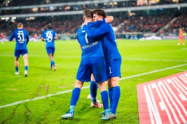 24.11.2023 - Fußball, 2023 2024, 2. Bundesliga, 14. Spieltag, Hannover 96 - Hertha BSC Berlin: (L-R) Florian Niederlechner (Berlin) jubelt nach seinem Tor zum 0:1 mit Fabian Reese (Berlin) DFL REGULATIONS PROHIBIT ANY USE OF PHOTOGRAPHS AS IMAGE SEQUENCES AND OR QUASI-VIDEO. Hannover Niedersachsen Deutschland Heinz von Heiden Arena