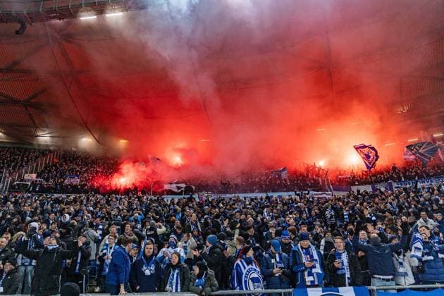 Pyro Pyrotechnik Brandfackeln Feuerwerk Hertha Fans Hannover 96 vs. Hertha BSC Berlin, Fussball, 2. Bundesliga, 14. Spieltag, 24.11.2023 DFL REGULATIONS PROHIBIT ANY OUSE OF PHOTOGRAPHS AS IMAGE SEQUENCES AND OR QUASI-VIDEO Hannover 96 vs. Hertha BSC Berlin, Fussball, 2. Bundesliga, 14. Spieltag, 24.11.2023 Hannover