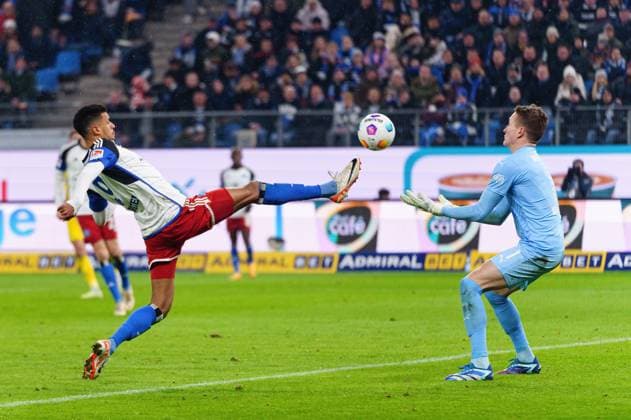 Sport Bilder des Tages Torschuss Torchance Robert Glatzel (Hamburger SV, 09), Ron-Thorben Hoffmann (Eintracht Braunschweig, 01) GER, Hamburger SV vs. Eintracht Braunschweig, Fussball, 2. Bundesliga, Spieltag 14, Saison 2023 2024, 24.11.2023 DFL REGULATIONS PROHIBIT ANY USE OF PHOTOGRAPHS AS IMAGE SEQUENCES AND OR QUASI-VIDEO GER, Hamburger SV vs. Eintracht Braunschweig, Fussball, 2. Bundesliga, Spieltag 14, Saison 2023 2024, 24.11.2023 Hamburg