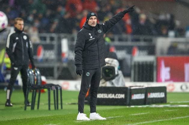 24.11.2023, xtgx, Fussball 2.Bundesliga, Hannover 96 - Hertha BSC Berlin emspor, v.l. Stefan Leitl (Hannover, Trainer) gibt Anweisungen, gestikuliert mit den Armen, gesticulate, gives instructions (DFL DFB REGULATIONS PROHIBIT ANY USE OF PHOTOGRAPHS as IMAGE SEQUENCES and or QUASI-VIDEO) Hannover