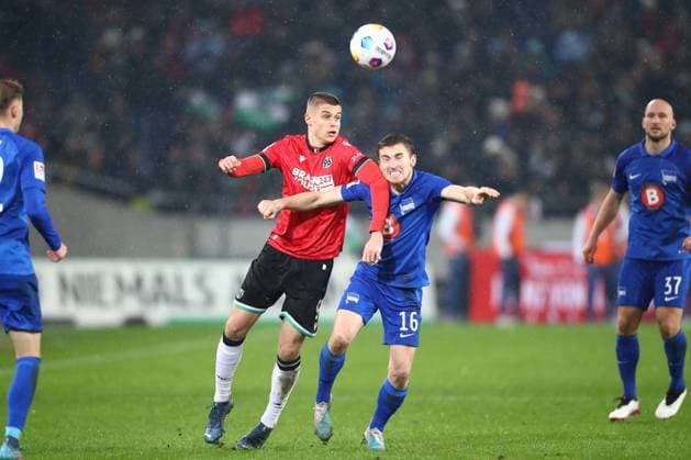 24.11.2023, xtgx, Fussball 2.Bundesliga, Hannover 96 - Hertha BSC Berlin emspor, v.l. Nicolo Tresoldi (Hannover, 9), Jonjoe Kenny (Hertha, 16) Zweikampf, Duell, Kampf, tackle (DFL DFB REGULATIONS PROHIBIT ANY USE OF PHOTOGRAPHS as IMAGE SEQUENCES and or QUASI-VIDEO) Hannover