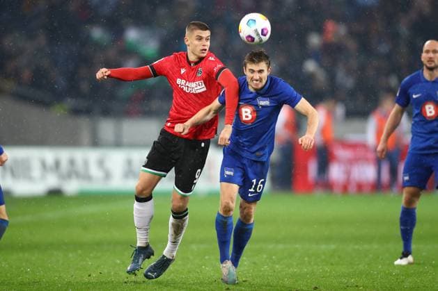 24.11.2023, xtgx, Fussball 2.Bundesliga, Hannover 96 - Hertha BSC Berlin emspor, v.l. Nicolo Tresoldi (Hannover, 9), Jonjoe Kenny (Hertha, 16) Zweikampf, Duell, Kampf, tackle (DFL DFB REGULATIONS PROHIBIT ANY USE OF PHOTOGRAPHS as IMAGE SEQUENCES and or QUASI-VIDEO) Hannover