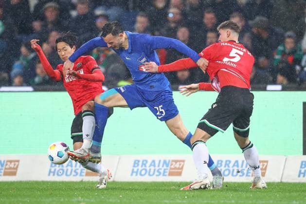 24.11.2023, xtgx, Fussball 2.Bundesliga, Hannover 96 - Hertha BSC Berlin emspor, v.l. Sei Muroya (Hannover, 21), Haris Tabakovic (Hertha, 25), Phil Neumann (Hannover, 5) Zweikampf, Duell, Kampf, tackle (DFL DFB REGULATIONS PROHIBIT ANY USE OF PHOTOGRAPHS as IMAGE SEQUENCES and or QUASI-VIDEO) Hannover
