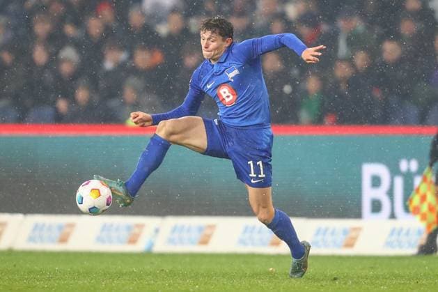 24.11.2023, xtgx, Fussball 2.Bundesliga, Hannover 96 - Hertha BSC Berlin emspor, v.l. Fabian Reese (Hertha, 11) am Ball, plays the ball (DFL DFB REGULATIONS PROHIBIT ANY USE OF PHOTOGRAPHS as IMAGE SEQUENCES and or QUASI-VIDEO) Hannover