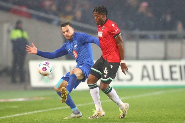 24.11.2023, xtgx, Fussball 2.Bundesliga, Hannover 96 - Hertha BSC Berlin emspor, v.l. Haris Tabakovic (Hertha, 25), Bright Arrey Mbi (Hannover, 4) Zweikampf, Duell, Kampf, tackle (DFL DFB REGULATIONS PROHIBIT ANY USE OF PHOTOGRAPHS as IMAGE SEQUENCES and or QUASI-VIDEO) Hannover