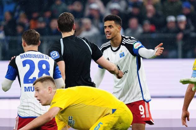Robert Glatzel (Hamburger SV, 09) diskutiert mit Schiedsrichter GER, Hamburger SV vs. Eintracht Braunschweig, Fussball, 2. Bundesliga, Spieltag 14, Saison 2023 2024, 24.11.2023 DFL REGULATIONS PROHIBIT ANY USE OF PHOTOGRAPHS AS IMAGE SEQUENCES AND OR QUASI-VIDEO GER, Hamburger SV vs. Eintracht Braunschweig, Fussball, 2. Bundesliga, Spieltag 14, Saison 2023 2024, 24.11.2023 Hamburg