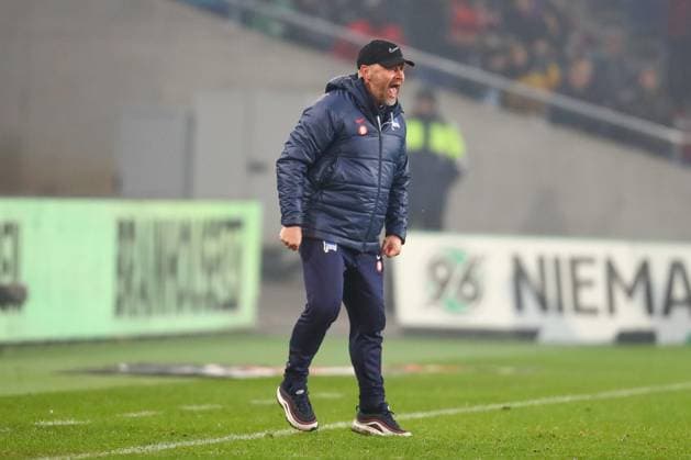 24.11.2023, xtgx, Fussball 2.Bundesliga, Hannover 96 - Hertha BSC Berlin emspor, v.l. Pal Dardai (Hertha, Trainer) gibt Anweisungen, gestikuliert mit den Armen, gesticulate, gives instructions (DFL DFB REGULATIONS PROHIBIT ANY USE OF PHOTOGRAPHS as IMAGE SEQUENCES and or QUASI-VIDEO) Hannover