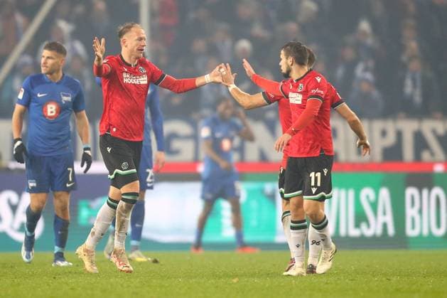 24.11.2023, xtgx, Fussball 2.Bundesliga, Hannover 96 - Hertha BSC Berlin emspor, v.l. Jubel nach dem 1:2 durch Havard Nielsen (Hannover, 1) (DFL DFB REGULATIONS PROHIBIT ANY USE OF PHOTOGRAPHS as IMAGE SEQUENCES and or QUASI-VIDEO) Hannover