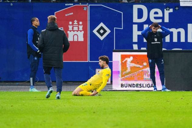 Torjubel Fabio Kaufmann (Eintracht Braunschweig, 37) nach Tor zum 2:2, wegen Abseits aberkannt, VAR Entscheidung GER, Hamburger SV vs. Eintracht Braunschweig, Fussball, 2. Bundesliga, Spieltag 14, Saison 2023 2024, 24.11.2023 DFL REGULATIONS PROHIBIT ANY USE OF PHOTOGRAPHS AS IMAGE SEQUENCES AND OR QUASI-VIDEO GER, Hamburger SV vs. Eintracht Braunschweig, Fussball, 2. Bundesliga, Spieltag 14, Saison 2023 2024, 24.11.2023 Hamburg
