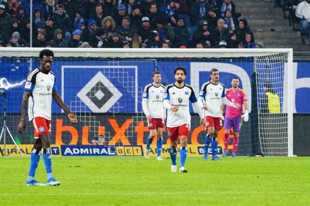 Enttaeuschung Hamburger SV nach Tor zum 2:2 Fabio Kaufmann (Eintracht Braunschweig, 37), wegen Abseits aberkannt, VAR Entscheidung GER, Hamburger SV vs. Eintracht Braunschweig, Fussball, 2. Bundesliga, Spieltag 14, Saison 2023 2024, 24.11.2023 DFL REGULATIONS PROHIBIT ANY USE OF PHOTOGRAPHS AS IMAGE SEQUENCES AND OR QUASI-VIDEO GER, Hamburger SV vs. Eintracht Braunschweig, Fussball, 2. Bundesliga, Spieltag 14, Saison 2023 2024, 24.11.2023 Hamburg