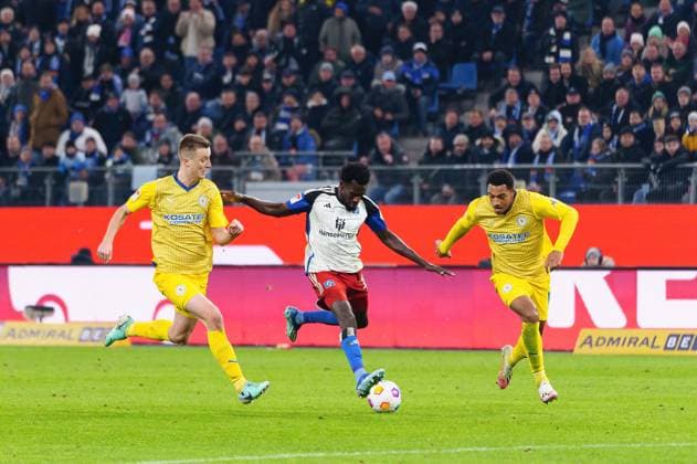 Robert Ivanov (Eintracht Braunschweig, 05), Bakery Jatta (Hamburger SV, 18), Anton Donkor (Eintracht Braunschweig, 19) GER, Hamburger SV vs. Eintracht Braunschweig, Fussball, 2. Bundesliga, Spieltag 14, Saison 2023 2024, 24.11.2023 DFL REGULATIONS PROHIBIT ANY USE OF PHOTOGRAPHS AS IMAGE SEQUENCES AND OR QUASI-VIDEO GER, Hamburger SV vs. Eintracht Braunschweig, Fussball, 2. Bundesliga, Spieltag 14, Saison 2023 2024, 24.11.2023 Hamburg