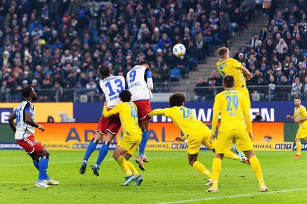 Torschuss Torchance per Kopfball Robert Glatzel (Hamburger SV, 09) GER, Hamburger SV vs. Eintracht Braunschweig, Fussball, 2. Bundesliga, Spieltag 14, Saison 2023 2024, 24.11.2023 DFL REGULATIONS PROHIBIT ANY USE OF PHOTOGRAPHS AS IMAGE SEQUENCES AND OR QUASI-VIDEO GER, Hamburger SV vs. Eintracht Braunschweig, Fussball, 2. Bundesliga, Spieltag 14, Saison 2023 2024, 24.11.2023 Hamburg