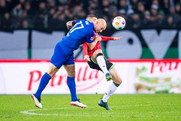 24.11.2023 - Fußball, 2023 2024, 2. Bundesliga, 14. Spieltag, Hannover 96 - Hertha BSC Berlin: (L-R) Toni Leistner (Berlin), Nicolo Tresoldi (Hannover) DFL REGULATIONS PROHIBIT ANY USE OF PHOTOGRAPHS AS IMAGE SEQUENCES AND OR QUASI-VIDEO. Hannover Niedersachsen Deutschland Heinz von Heiden Arena