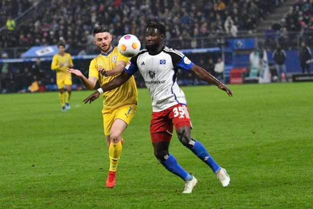 GER; 2. FBL,, Hamburger SV vs Eintracht Braunschweig 24.11.2023, Volksparkstadion, Hamburg, GER; 2. FBL, Hamburger SV vs Eintracht Braunschweig im Bild Stephan Kofi Ambrosius (Hamburg 35) versucht sich gegen Maurice Multhaup (Braunschweig 07) durchzusetzen