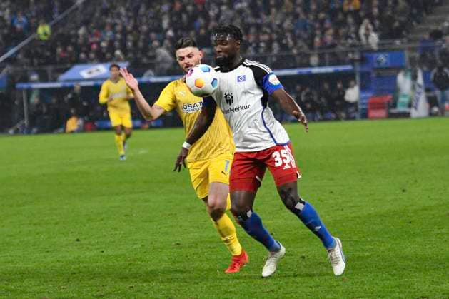 GER; 2. FBL,, Hamburger SV vs Eintracht Braunschweig 24.11.2023, Volksparkstadion, Hamburg, GER; 2. FBL, Hamburger SV vs Eintracht Braunschweig im Bild Stephan Kofi Ambrosius (Hamburg 35) versucht sich gegen Maurice Multhaup (Braunschweig 07) durchzusetzen