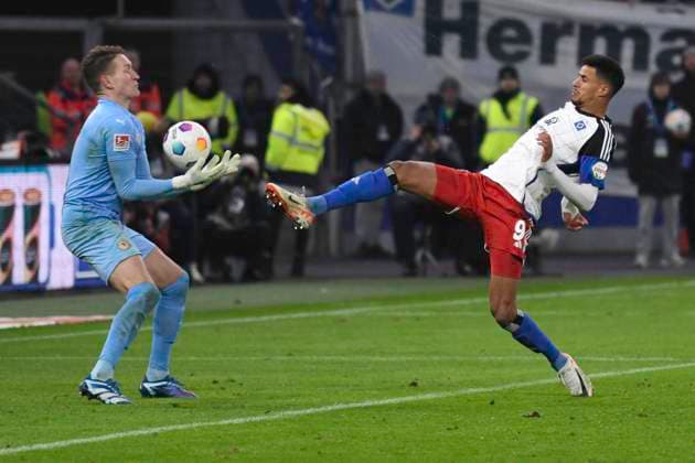GER; 2. FBL,, Hamburger SV vs Eintracht Braunschweig 24.11.2023, Volksparkstadion, Hamburg, GER; 2. FBL, Hamburger SV vs Eintracht Braunschweig im Bild Robert Glatzel (Hamburg 19) versucht sich gegen Torhueter Ron Thorbern Hoffmann (Braunschweig 01) durchzusetzen