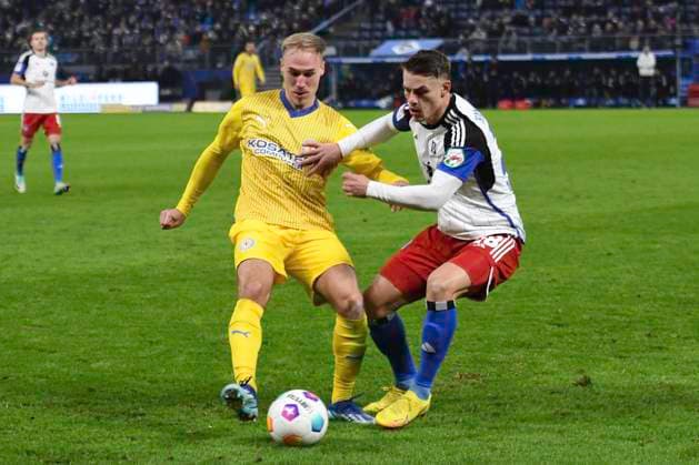 GER; 2. FBL,, Hamburger SV vs Eintracht Braunschweig 24.11.2023, Volksparkstadion, Hamburg, GER; 2. FBL, Hamburger SV vs Eintracht Braunschweig im Bild Miro Muheim (Hamburg 28) versucht sich gegen Florian Krueger (Krüger Braunschweig 10) durchzusetzen