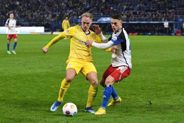 GER; 2. FBL,, Hamburger SV vs Eintracht Braunschweig 24.11.2023, Volksparkstadion, Hamburg, GER; 2. FBL, Hamburger SV vs Eintracht Braunschweig im Bild Miro Muheim (Hamburg 28) versucht sich gegen Florian Krueger (Krüger Braunschweig 10) durchzusetzen