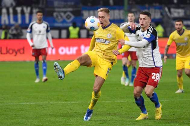 GER; 2. FBL,, Hamburger SV vs Eintracht Braunschweig 24.11.2023, Volksparkstadion, Hamburg, GER; 2. FBL, Hamburger SV vs Eintracht Braunschweig im Bild Miro Muheim (Hamburg 28) versucht sich gegen Florian Krueger (Krüger Braunschweig 10) durchzusetzen