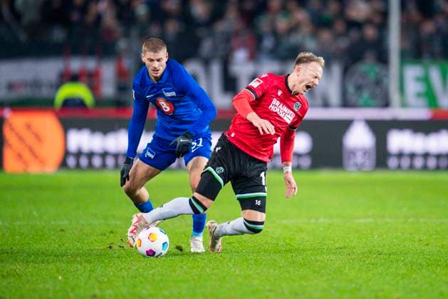 24.11.2023 - Fußball, 2023 2024, 2. Bundesliga, 14. Spieltag, Hannover 96 - Hertha BSC Berlin: (L-R) Marton Dardai (Berlin), Havard Nielsen (Hannover) DFL REGULATIONS PROHIBIT ANY USE OF PHOTOGRAPHS AS IMAGE SEQUENCES AND OR QUASI-VIDEO. Hannover Niedersachsen Deutschland Heinz von Heiden Arena
