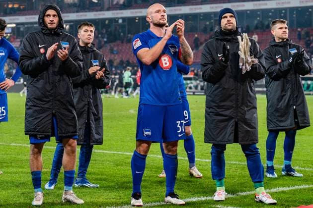 Deyovaisio Zeefuik (Hertha BSC, 34) Jonjoe Kenny (Hertha BSC, 16) Haris Tabakovic (Hertha BSC, 25) Toni Leistner (Hertha BSC, 37) Smail Prevljak (Hertha BSC, 9) Fabian Reese (Hertha BSC, 11) Florian Niederlechner (Hertha BSC, 7) Tjark Ernst (Hertha BSC, 12) Linus Gechter (Hertha BSC, 44) Hannover 96 vs. Hertha BSC Berlin, Fussball, 2. Bundesliga, 14. Spieltag, 24.11.2023 DFL REGULATIONS PROHIBIT ANY OUSE OF PHOTOGRAPHS AS IMAGE SEQUENCES AND OR QUASI-VIDEO Hannover 96 vs. Hertha BSC Berlin, Fussball, 2. Bundesliga, 14. Spieltag, 24.11.2023 Hannover