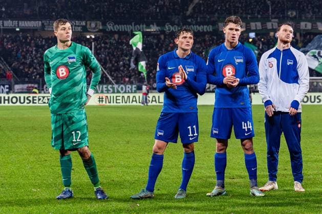 Deyovaisio Zeefuik (Hertha BSC, 34) Jonjoe Kenny (Hertha BSC, 16) Haris Tabakovic (Hertha BSC, 25) Toni Leistner (Hertha BSC, 37) Smail Prevljak (Hertha BSC, 9) Fabian Reese (Hertha BSC, 11) Florian Niederlechner (Hertha BSC, 7) Tjark Ernst (Hertha BSC, 12) Linus Gechter (Hertha BSC, 44) Hannover 96 vs. Hertha BSC Berlin, Fussball, 2. Bundesliga, 14. Spieltag, 24.11.2023 DFL REGULATIONS PROHIBIT ANY OUSE OF PHOTOGRAPHS AS IMAGE SEQUENCES AND OR QUASI-VIDEO Hannover 96 vs. Hertha BSC Berlin, Fussball, 2. Bundesliga, 14. Spieltag, 24.11.2023 Hannover