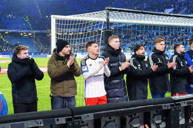 Hamburger SV feiert jubelt mit den Fans nach Sieg Spielende GER, Hamburger SV vs. Eintracht Braunschweig, Fussball, 2. Bundesliga, Spieltag 14, Saison 2023 2024, 24.11.2023 DFL REGULATIONS PROHIBIT ANY USE OF PHOTOGRAPHS AS IMAGE SEQUENCES AND OR QUASI-VIDEO GER, Hamburger SV vs. Eintracht Braunschweig, Fussball, 2. Bundesliga, Spieltag 14, Saison 2023 2024, 24.11.2023 Hamburg