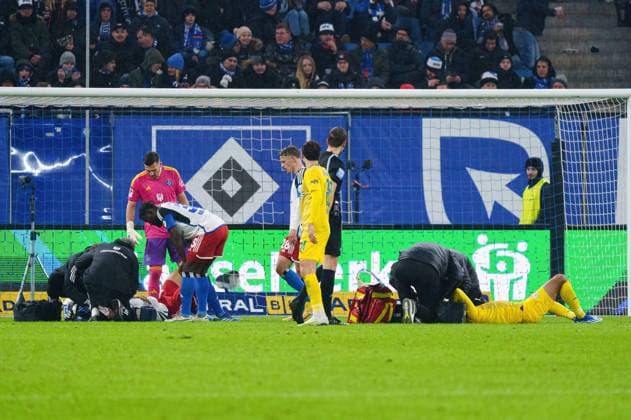 Verletzung am Kopf nach Zusammenprall Guilherme Ramos (Hamburger SV, 13) und Johan Gomez (Eintracht Braunschweig, 44) GER, Hamburger SV vs. Eintracht Braunschweig, Fussball, 2. Bundesliga, Spieltag 14, Saison 2023 2024, 24.11.2023 DFL REGULATIONS PROHIBIT ANY USE OF PHOTOGRAPHS AS IMAGE SEQUENCES AND OR QUASI-VIDEO GER, Hamburger SV vs. Eintracht Braunschweig, Fussball, 2. Bundesliga, Spieltag 14, Saison 2023 2024, 24.11.2023 Hamburg