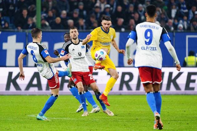 Laszlo Benes (Hamburger SV, 08), Maurice Multhaup (Eintracht Braunschweig, 07) GER, Hamburger SV vs. Eintracht Braunschweig, Fussball, 2. Bundesliga, Spieltag 14, Saison 2023 2024, 24.11.2023 DFL REGULATIONS PROHIBIT ANY USE OF PHOTOGRAPHS AS IMAGE SEQUENCES AND OR QUASI-VIDEO GER, Hamburger SV vs. Eintracht Braunschweig, Fussball, 2. Bundesliga, Spieltag 14, Saison 2023 2024, 24.11.2023 Hamburg