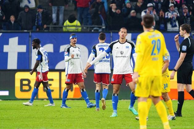 Hamburger SV jubelt Jubel nach Sieg Spielende GER, Hamburger SV vs. Eintracht Braunschweig, Fussball, 2. Bundesliga, Spieltag 14, Saison 2023 2024, 24.11.2023 DFL REGULATIONS PROHIBIT ANY USE OF PHOTOGRAPHS AS IMAGE SEQUENCES AND OR QUASI-VIDEO GER, Hamburger SV vs. Eintracht Braunschweig, Fussball, 2. Bundesliga, Spieltag 14, Saison 2023 2024, 24.11.2023 Hamburg